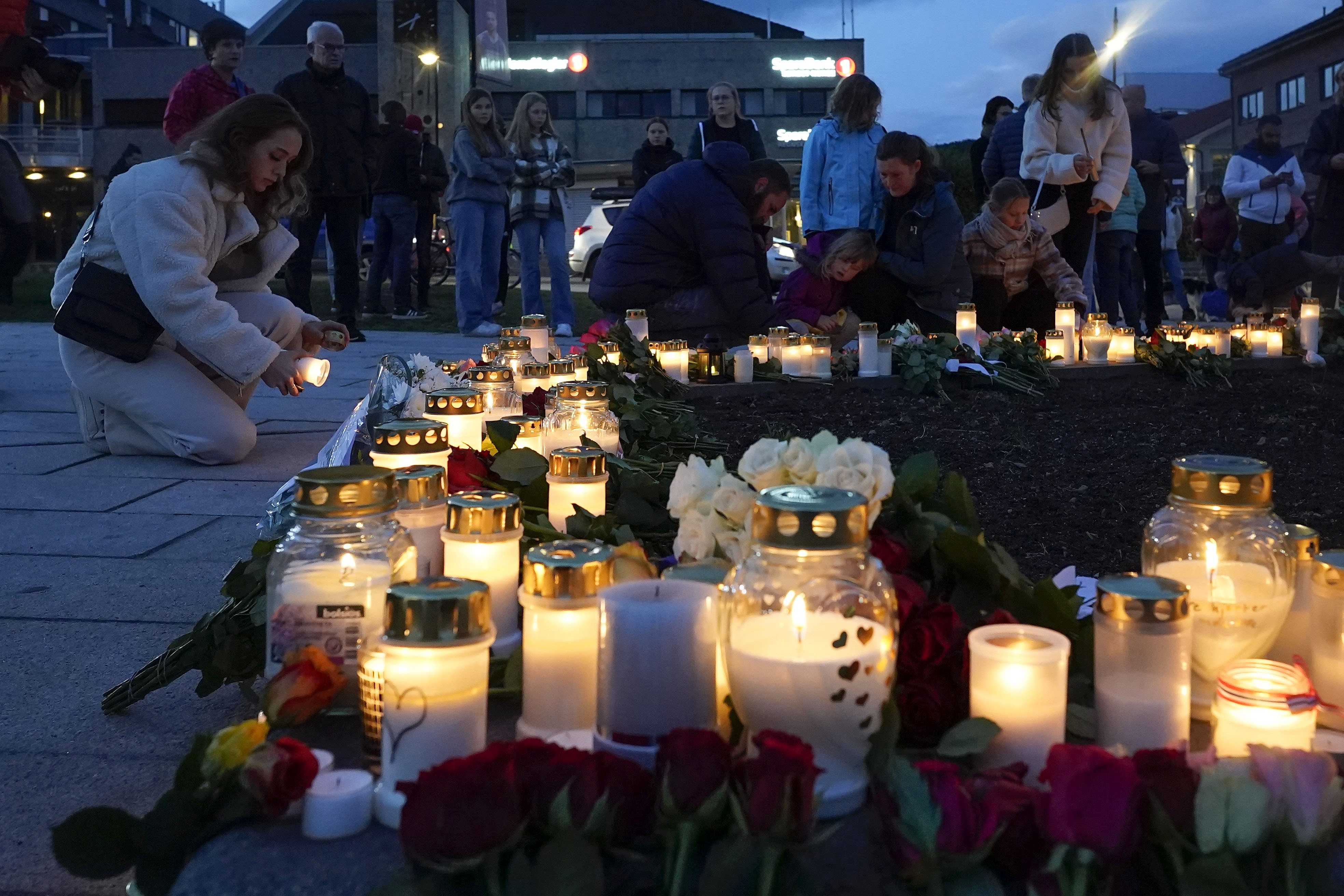 Жителите на норвежкия град Конгсберг почетоха загиналите при нападението с