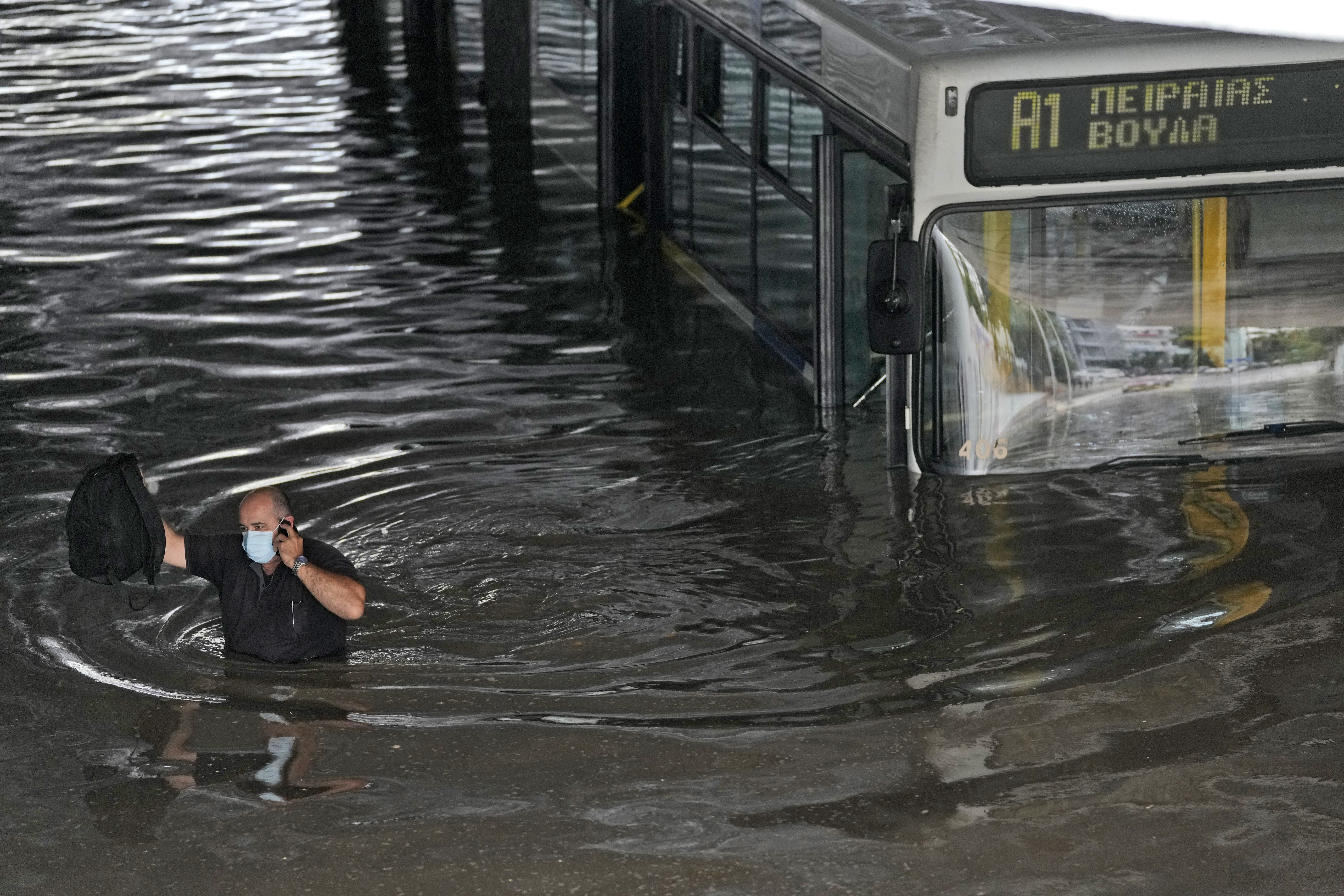Проливните дъждове в Гърция предизвикаха хаос в страната, като дори