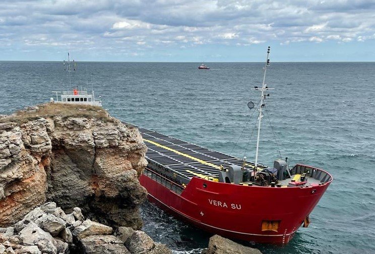 Започна операцията по разтоварване на заседналия товарен кораб Vera SU Съгласно одобрения спасителен