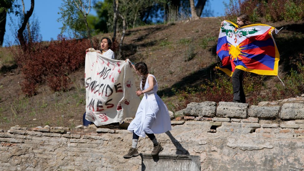 Трима демонстранти се промъкнаха в оградената зона на древния гръцки