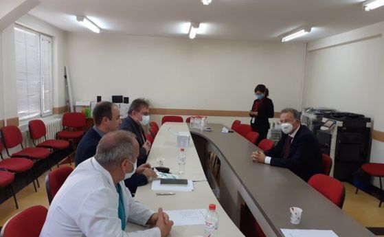 Предложение: младите лекари да специализират в болницата, в чието COVID отделение работят