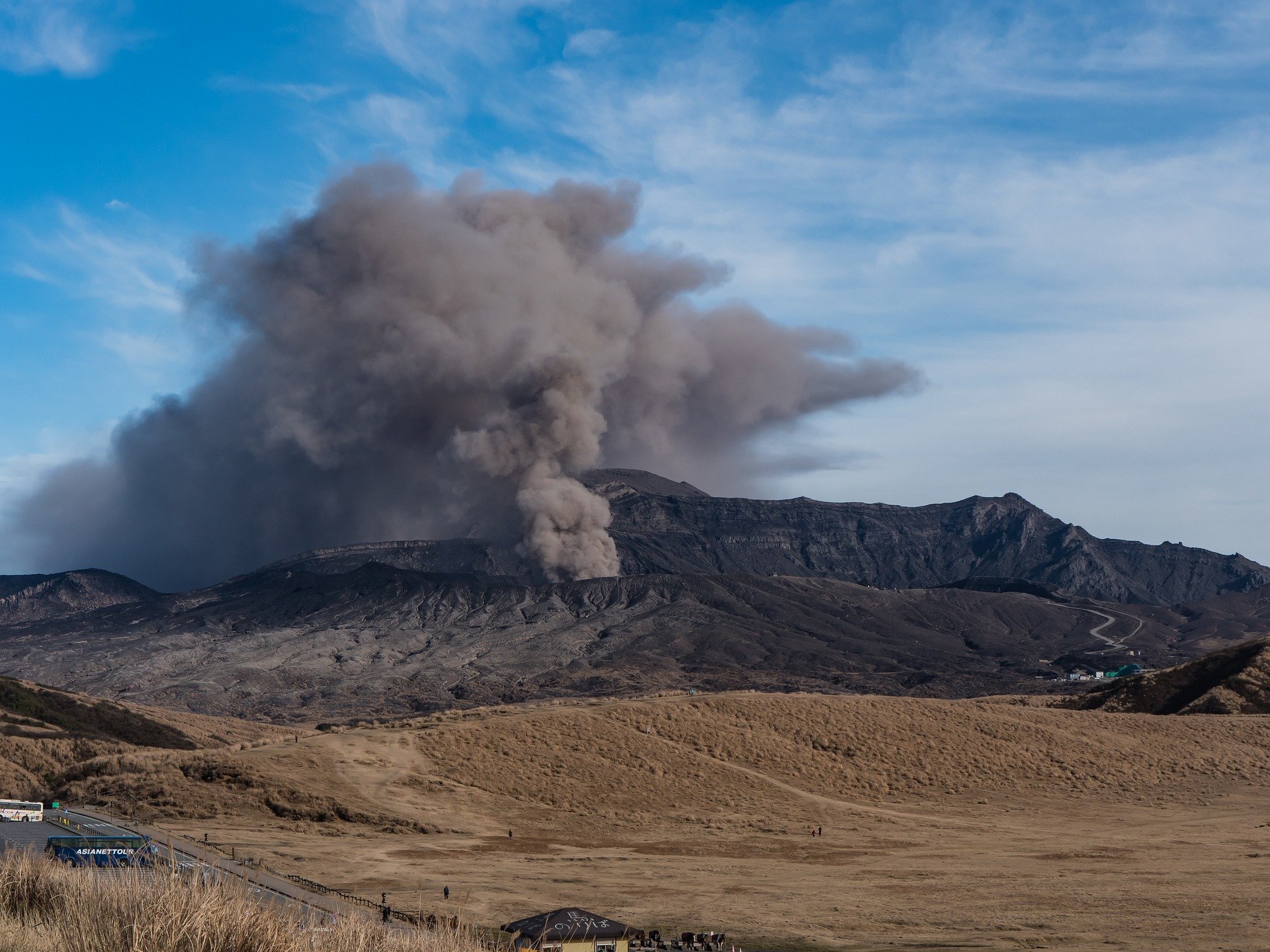 Изригна един от най-големите вулкани в света - Асо в