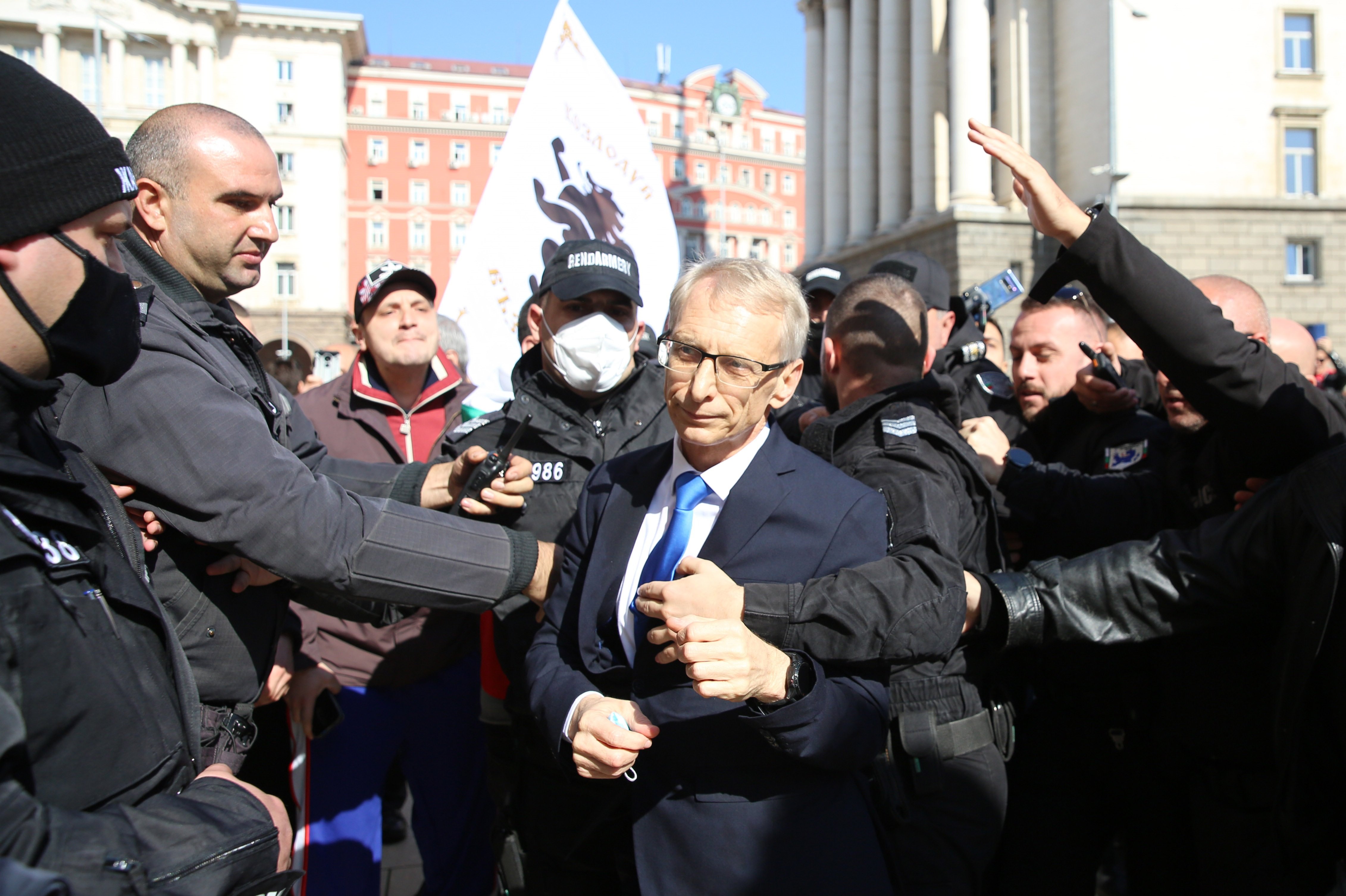 Протестиращи срещу новите COVID мерки, въведени от здравния министър Стойчо