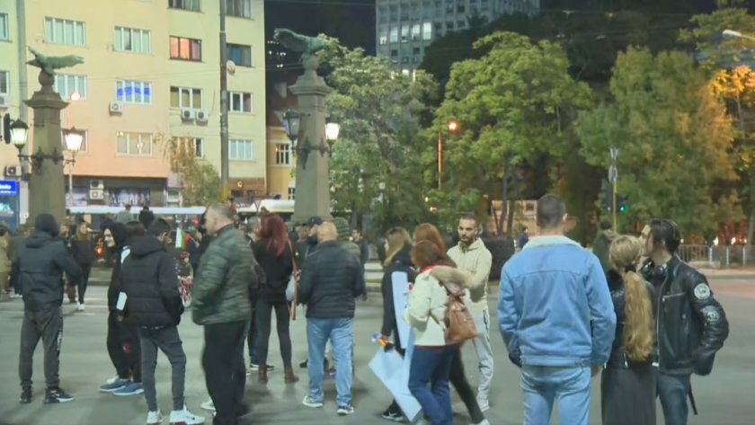 Протестиращи срещу новите противоепидемични мерки блокираха Орлов мост съобщи бТВ