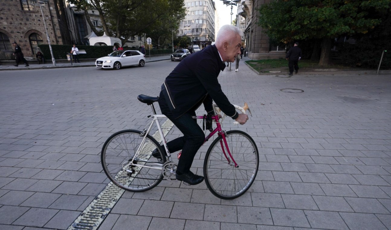Лидерът на Атака Волен Сидеров пристигна с велосипед на протеста