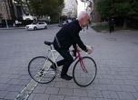 Снимка на деня: Волен пристига с колело на протеста срещу зеления сертификат