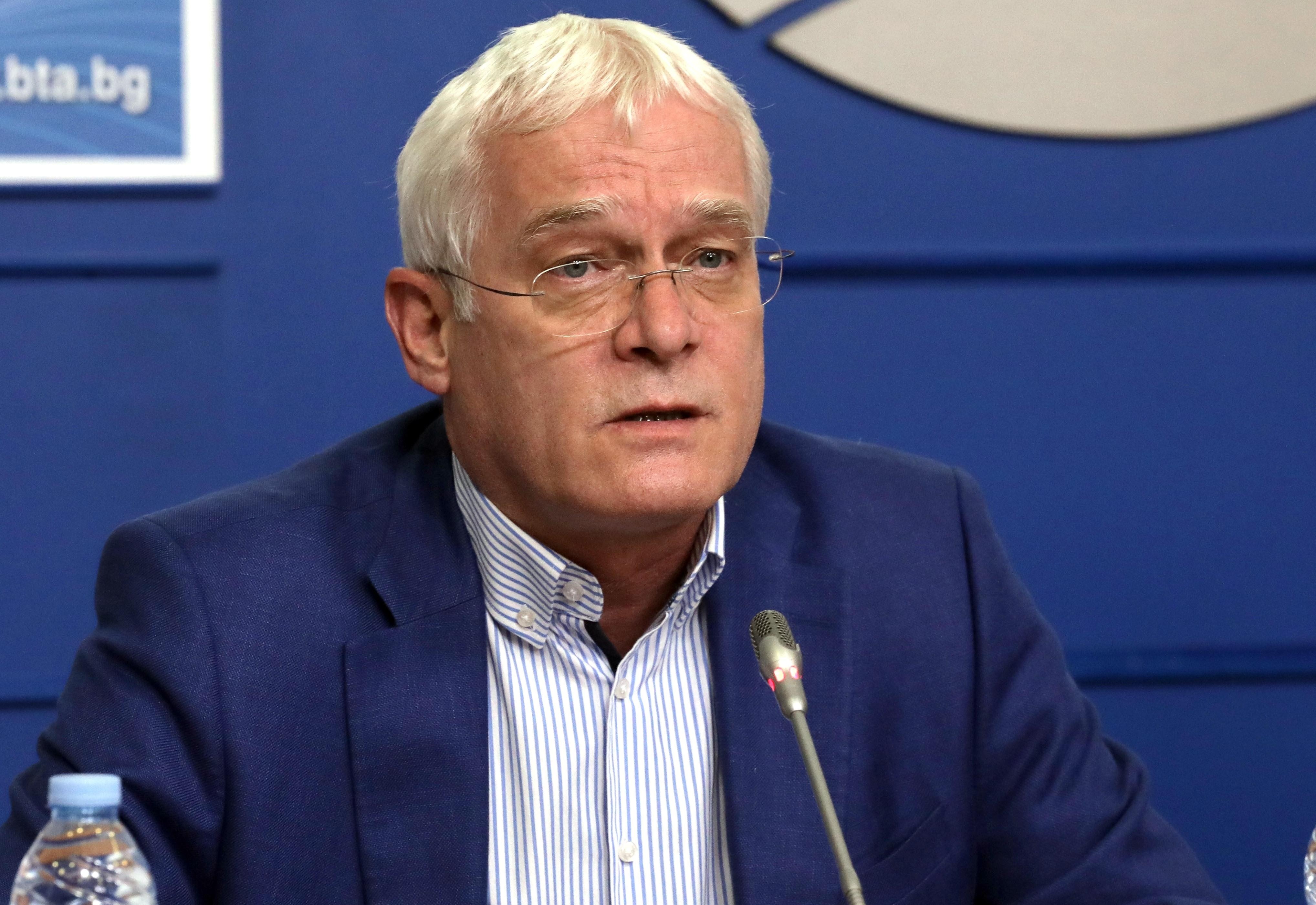 Оставката на управителя на НЗОК проф Петко Салчев поискаха от