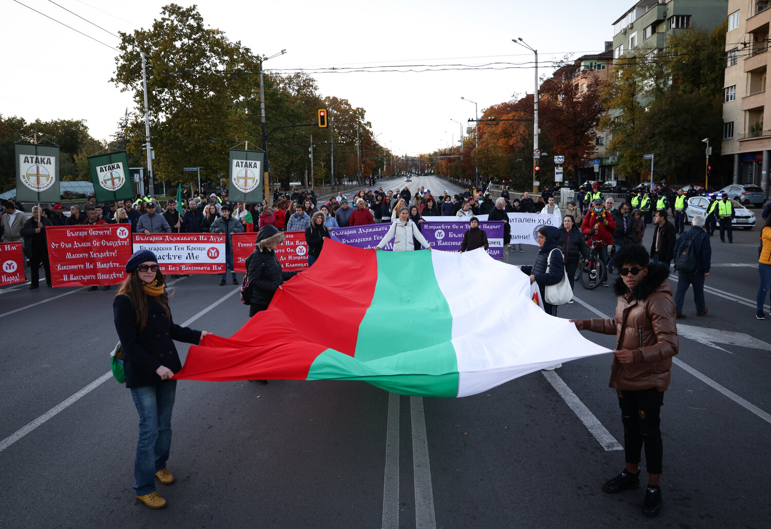 Протестиращите срещу въвеждането на зелени сертификати блокираха движението на Орлов мост във вечерните