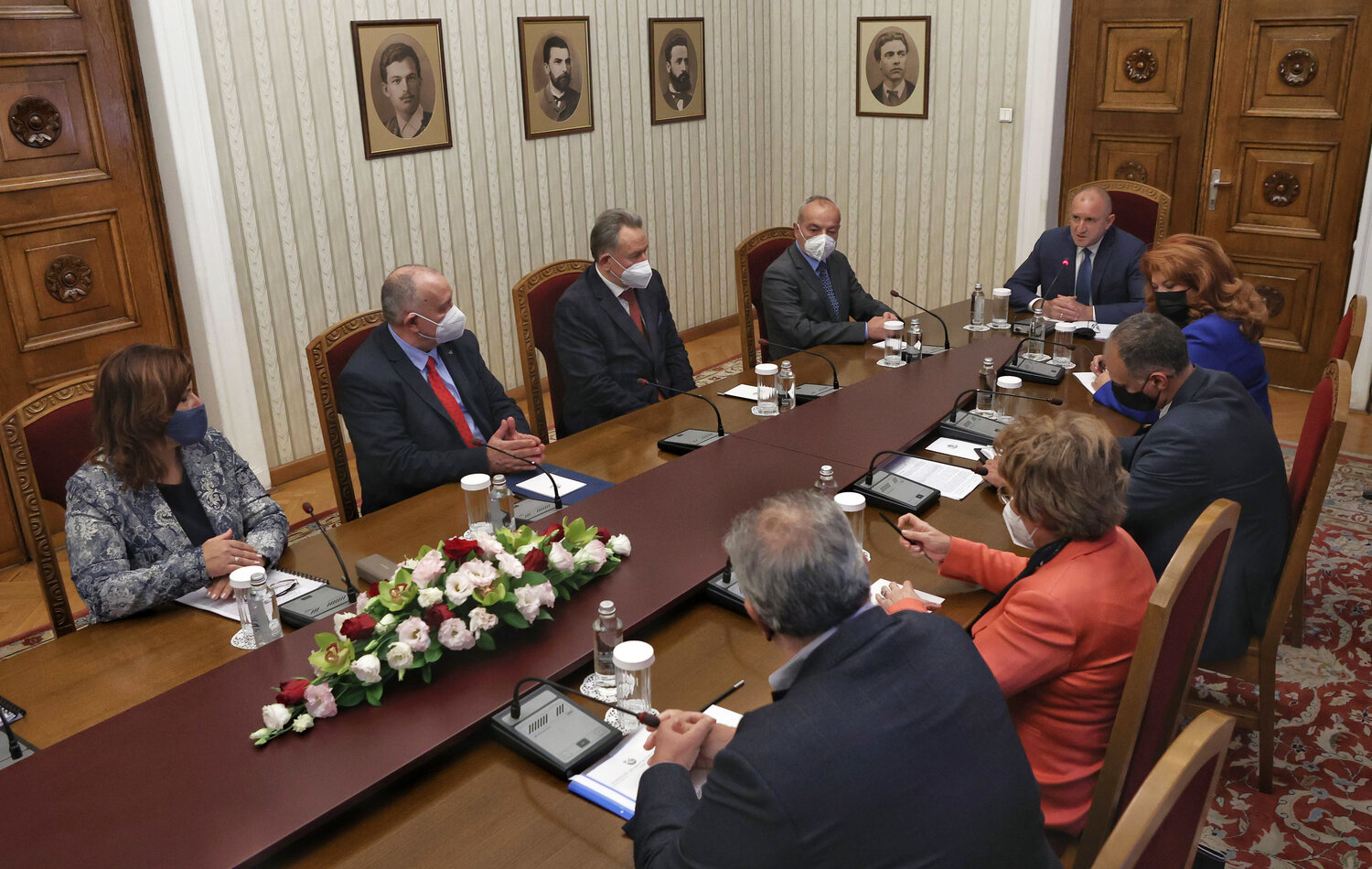 Десет лева за работа на първа линия повишаване на цената