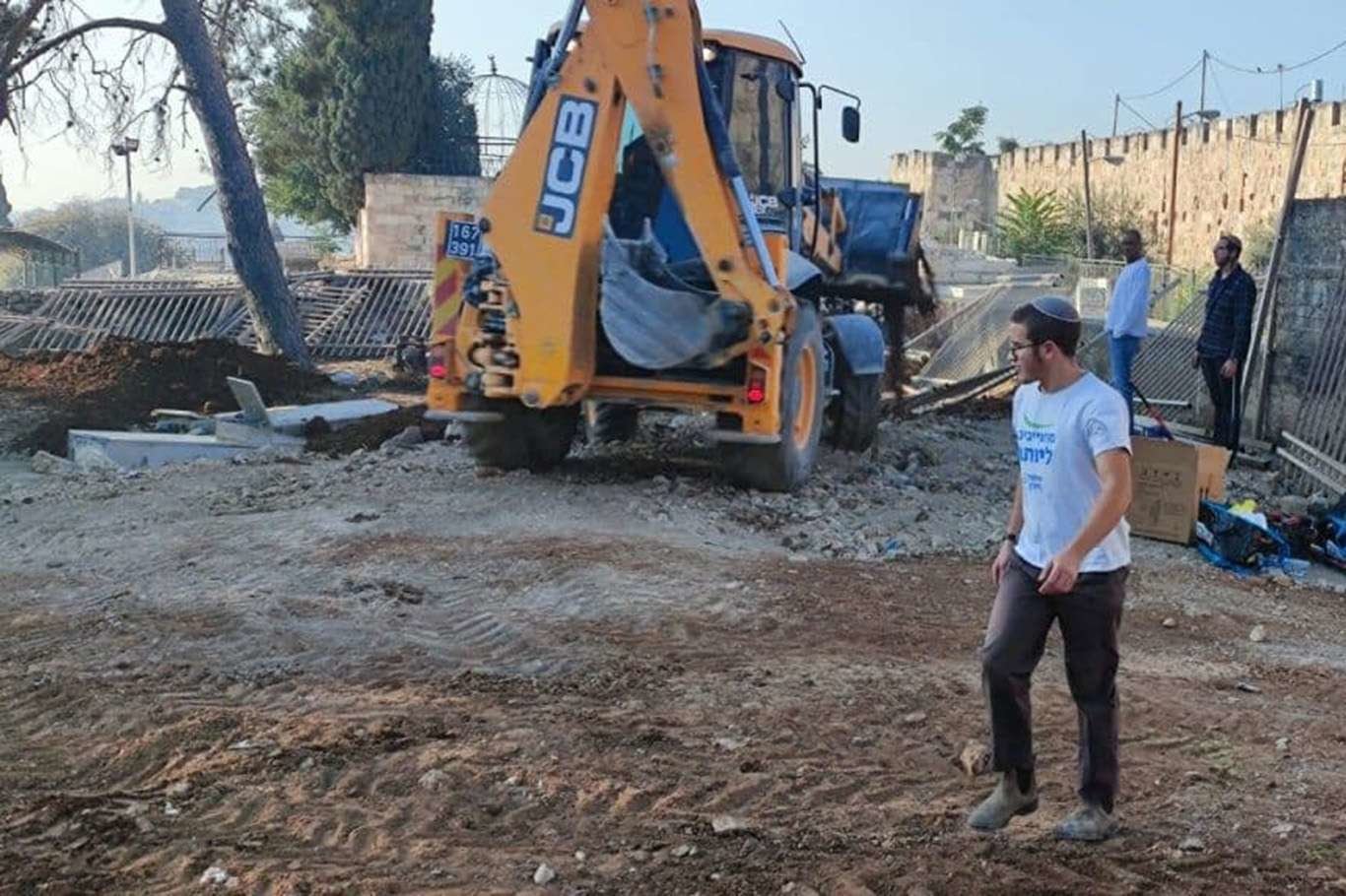 Палестинското гробище Ал Юсуфия беше разрушено вчера а на неговото място ще