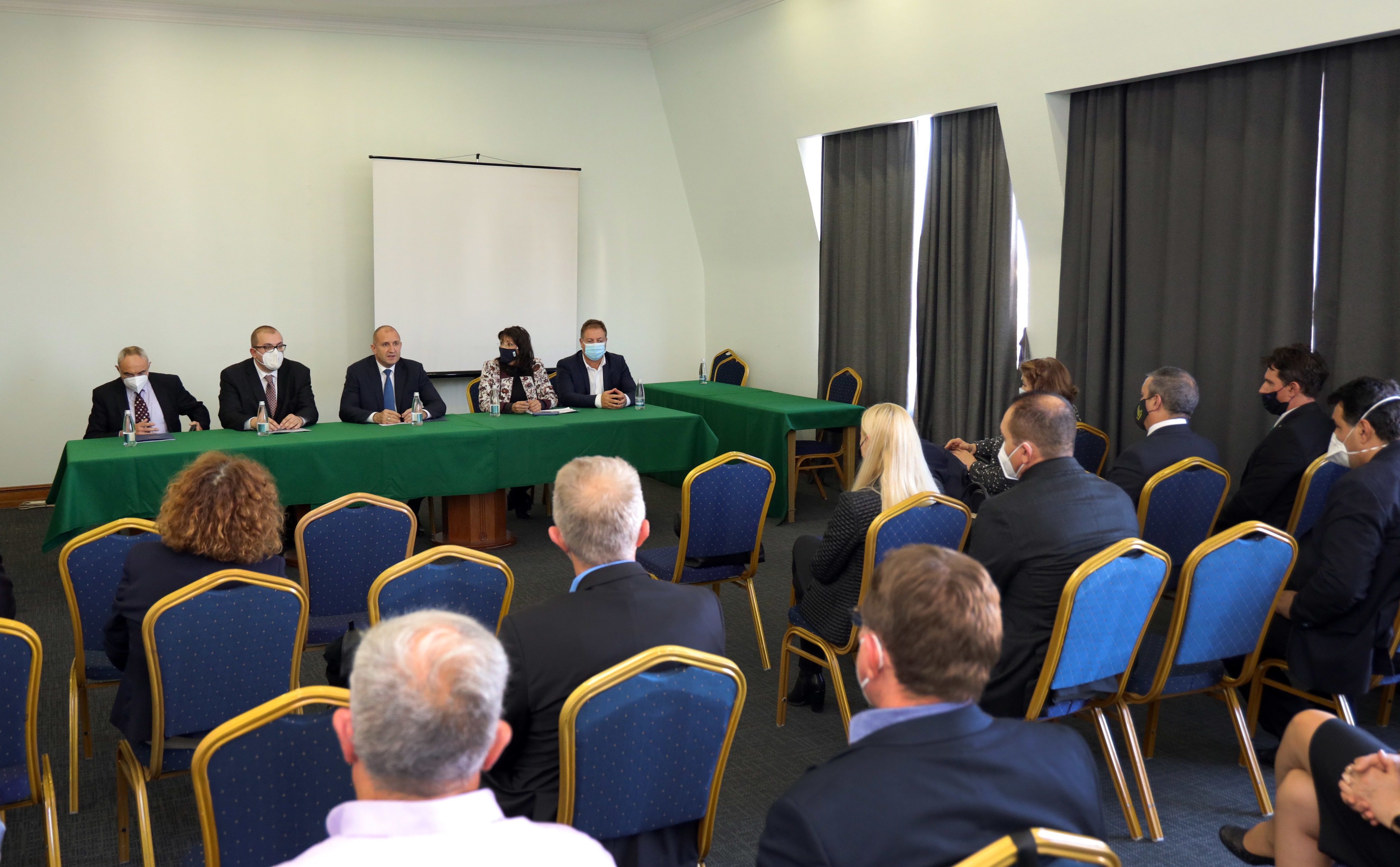 Липсва достатъчно медицински персонал а свободните места в болниците са