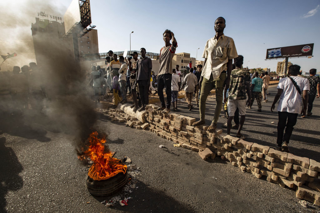 Стотици хиляди суданци излязоха днес по улиците на Хартум и