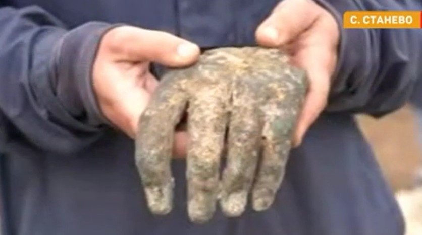Фрагменти от бронзова императорска статуя и позлатена ръка са открити