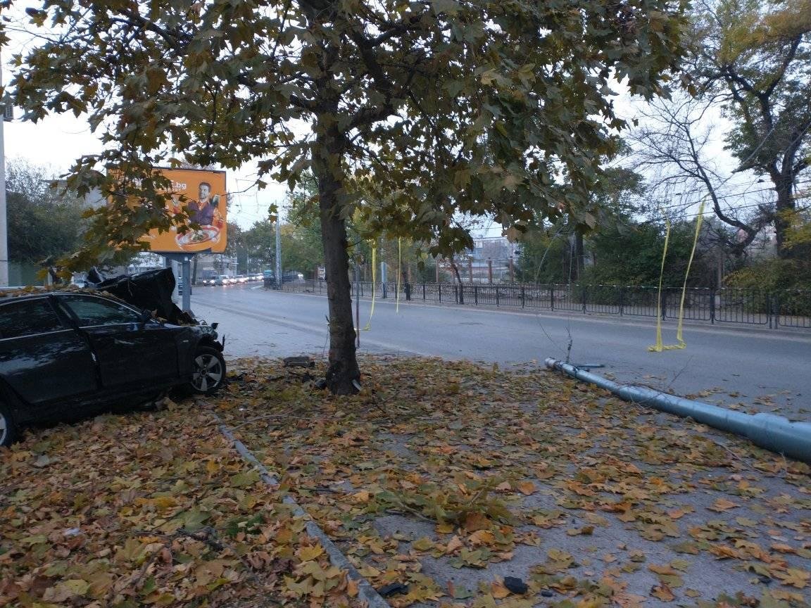 Автомобил се е блъснал в електрически стълб в Пловдив и