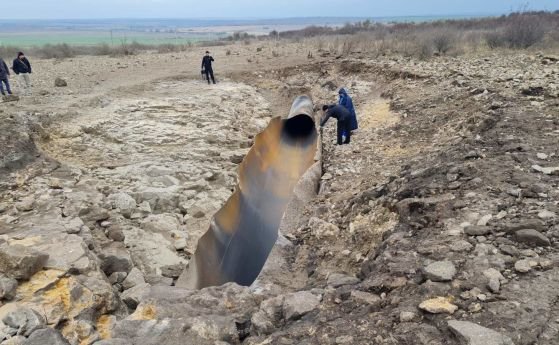 Работата по отстраняването на аварията на газопровода край Ветрино продължава