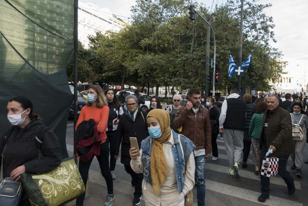 Всички неваксинирани в частния и в публичния сектор в Гърция