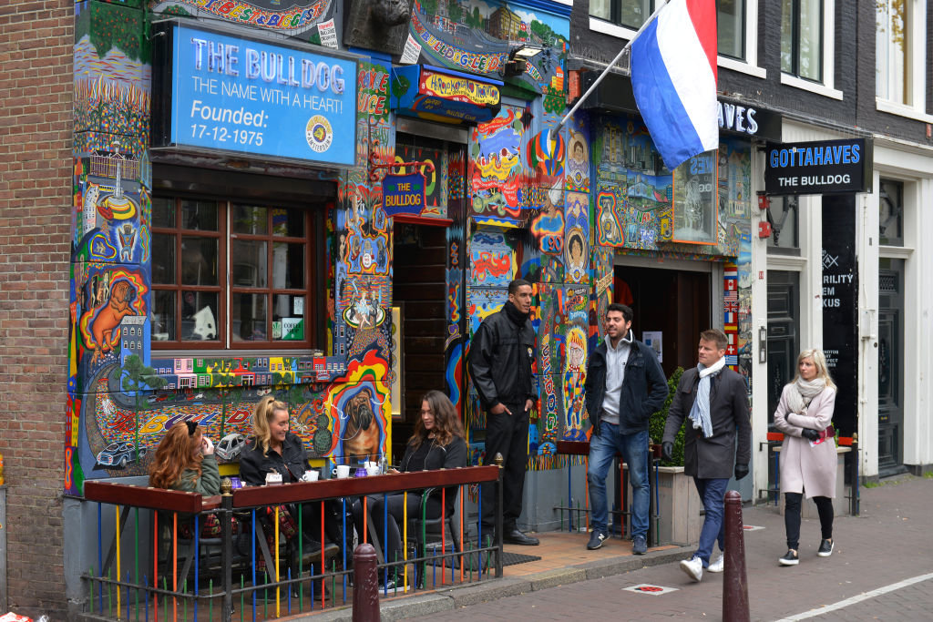 Амстердам е прочут със своите кофишопове защото в тях легално
