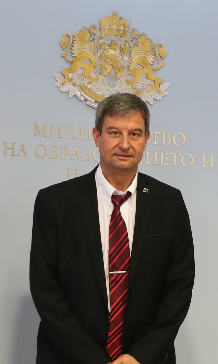 Министърът на здравеопазването д р Стойчо Кацаров незабавно да промени своята