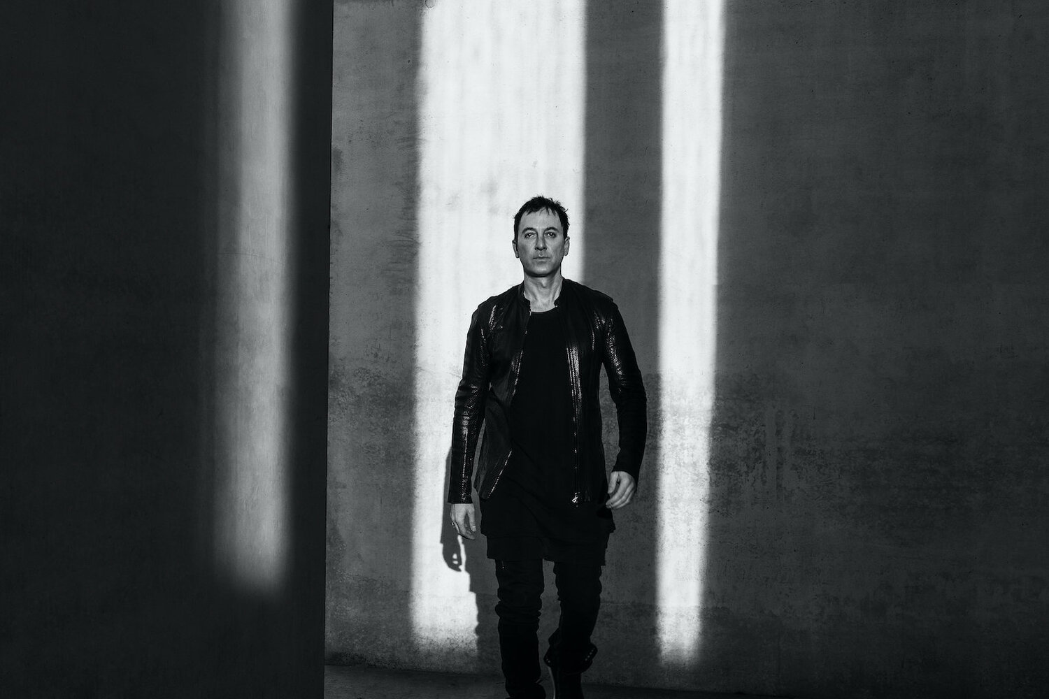 Този петък 12 ноември легендарният хаус и техно DJ и