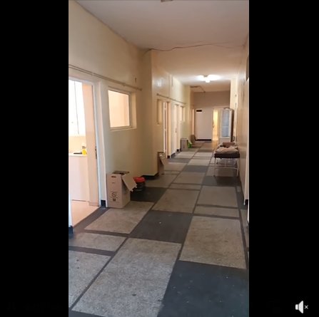 Пусти коридори без медицински персонал пациент който се разхожда гол