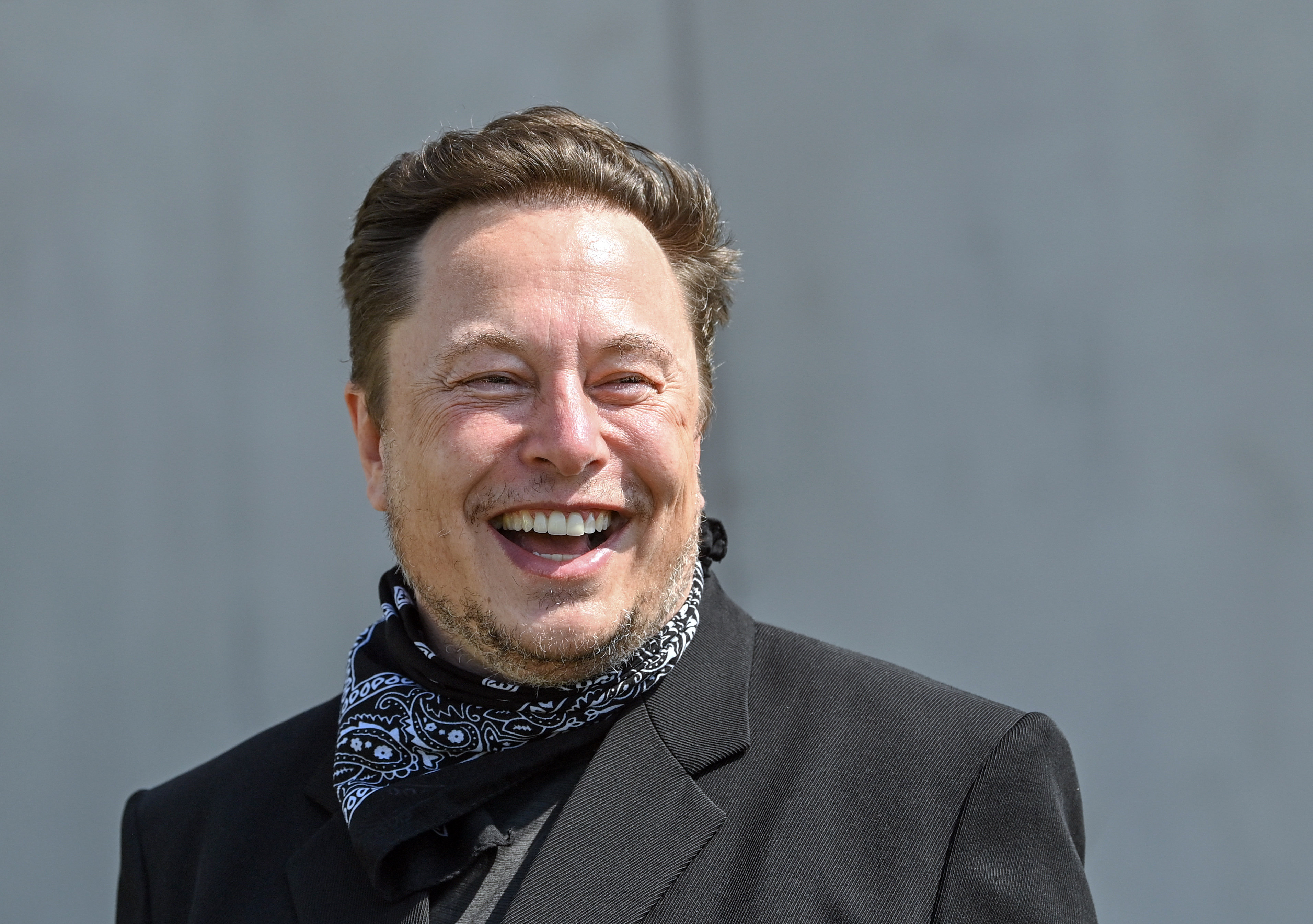 Изпълнителният директор на Tesla Илон Мъск продаде дялове за около $5 милиарда в