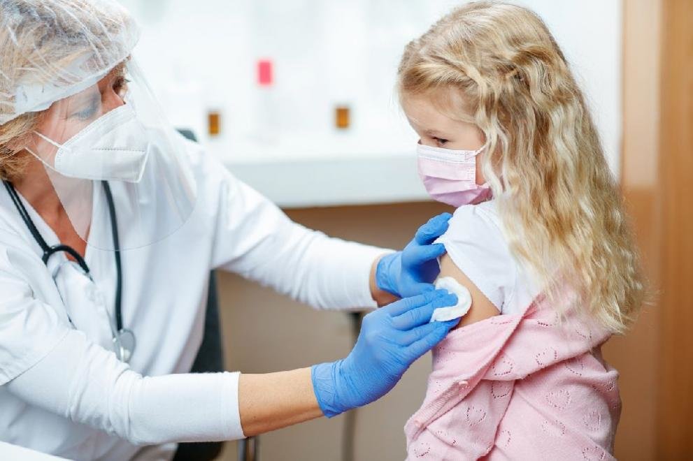 Израелският съвет  който консултира правителството по пандемията подкрепи ваксинацията с препарата на