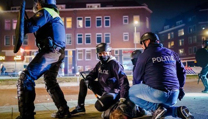 Протести избухнаха в Хага, Нидерландия, след като правителството обяви въвеждане от