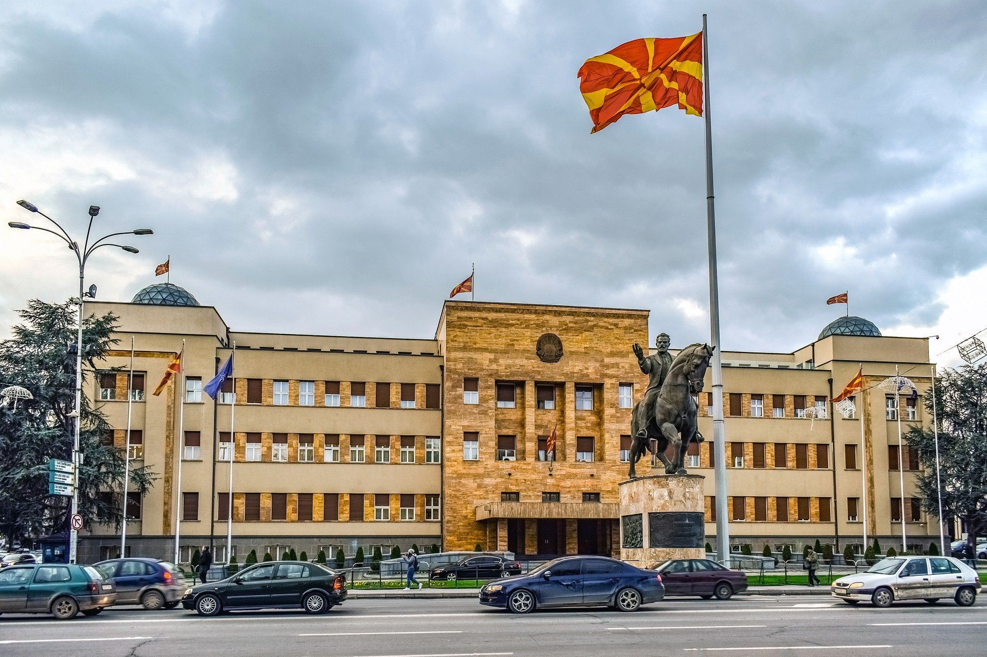Служебният кабинет удвоява местата за прием на македонски граждани в