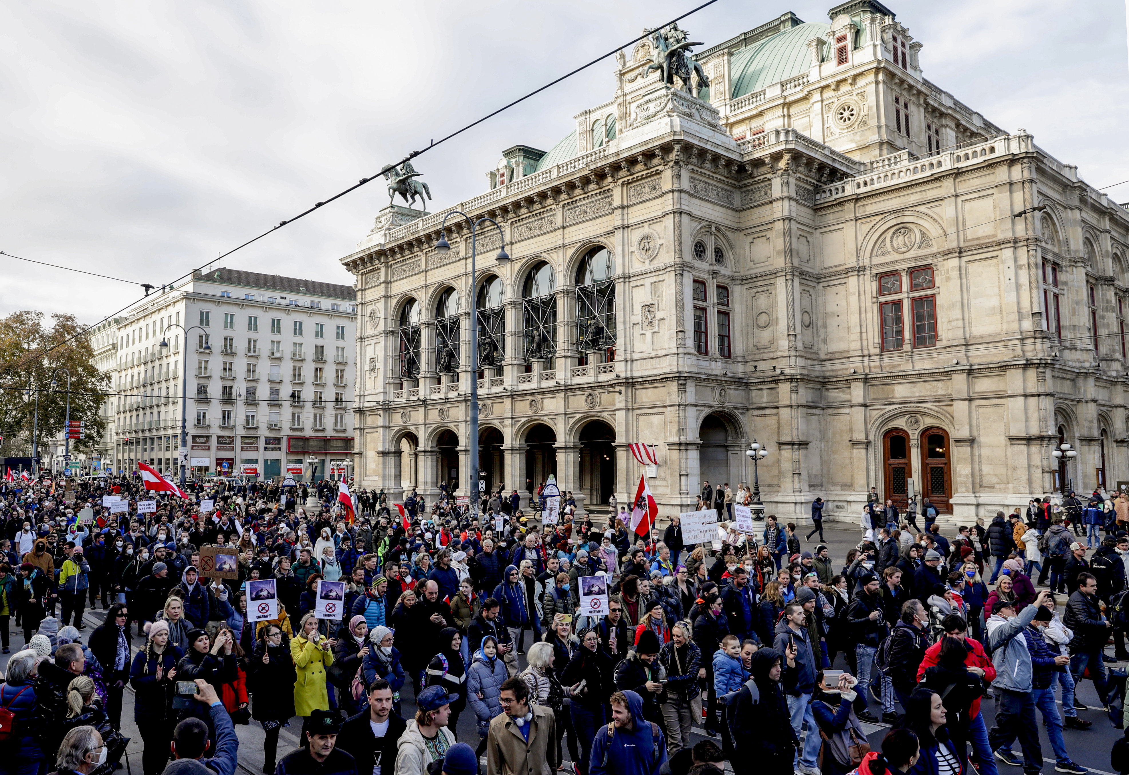 Два дни преди старта на днес във Виена демонстрират противниците