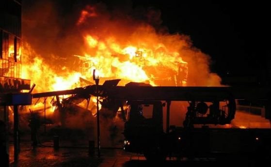 45 души загинаха при пожар на пътнически автобус тази нощ