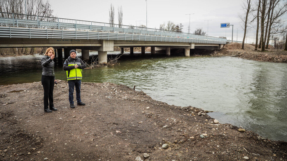 Екипи на Столична община почистиха зелените площи под моста на