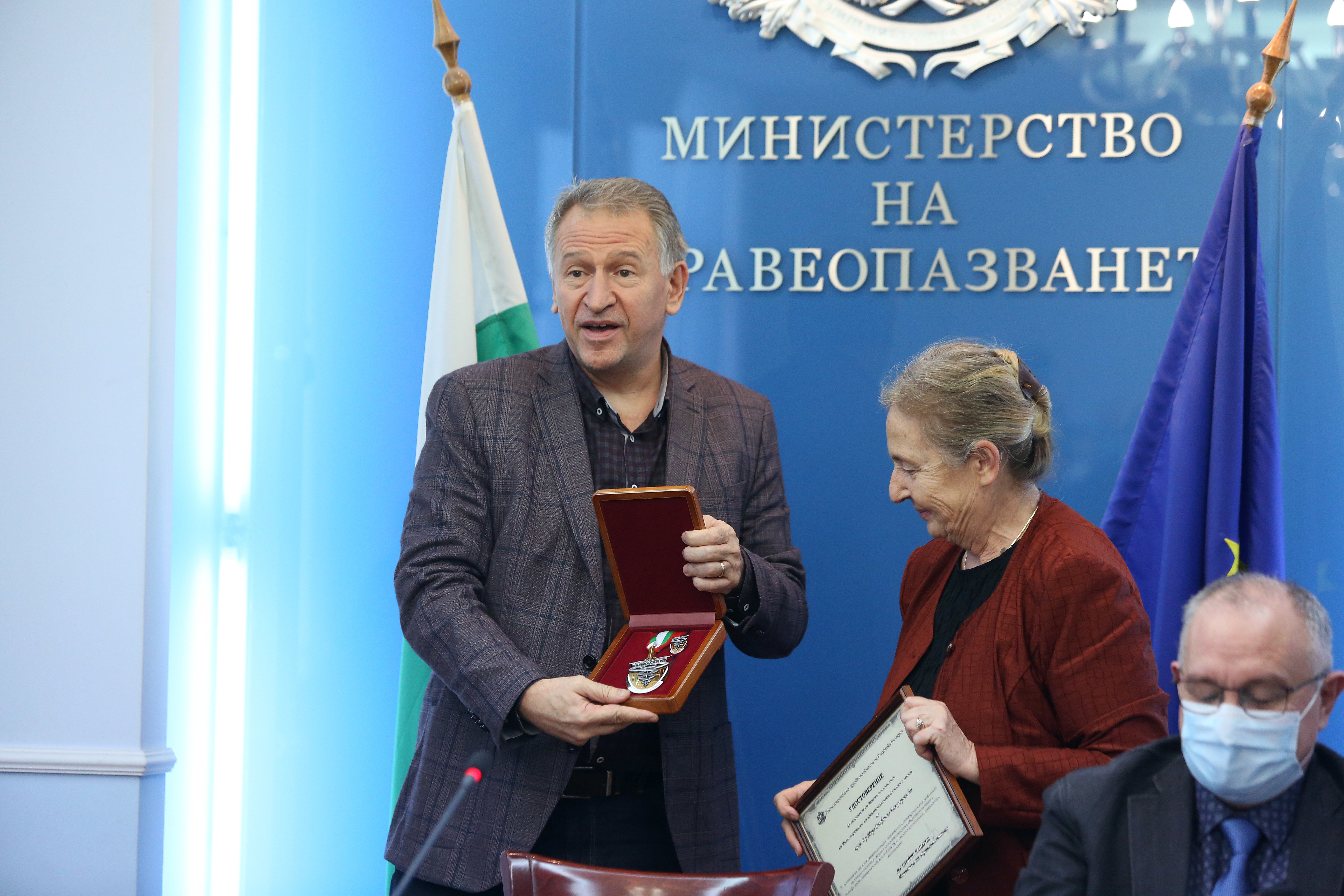 Проф Мира Кожухарова получава златния медал на Министерството на здравеопазването
