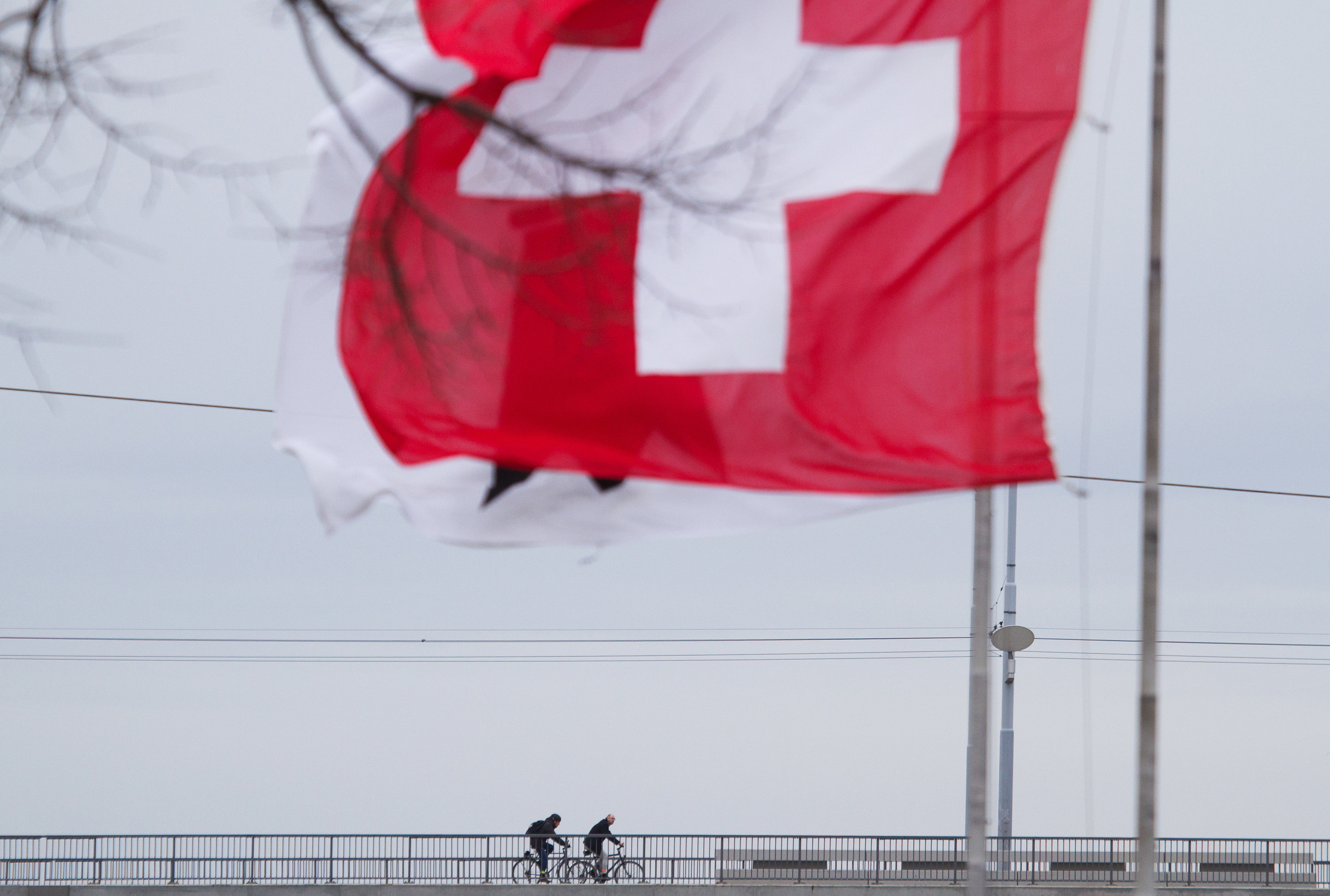 Швейцарците решават с референдум дали да се сложи край на