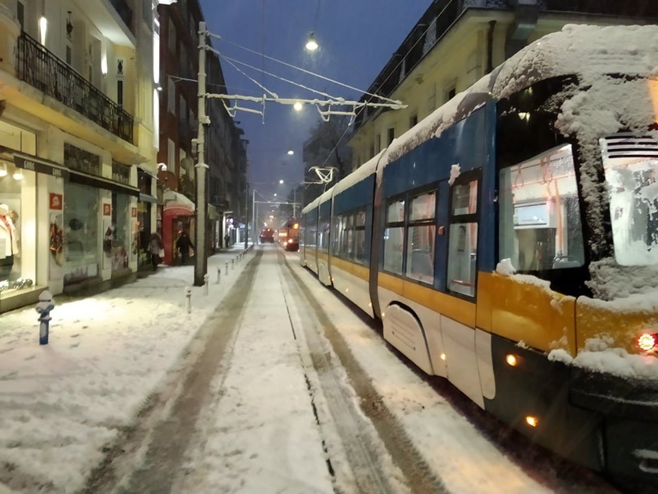 Усложнена е пътната обстановка в София заради падналия първи сняг