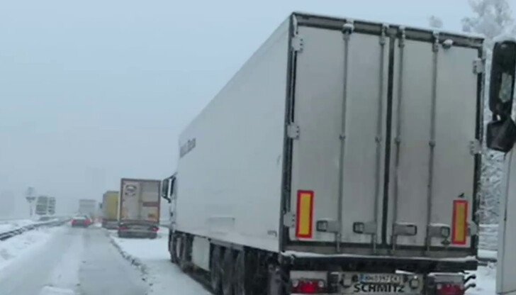 Аварирал румънски ТИР с износени гуми е причина за затрудненото
