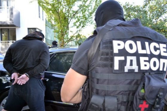 Най малко 10 души са задържани в София и Варна при