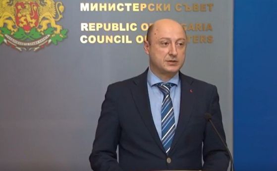Финансовият министър: Не пипаме добавките за пенсионерите, минимална работна заплата 710 лв.
