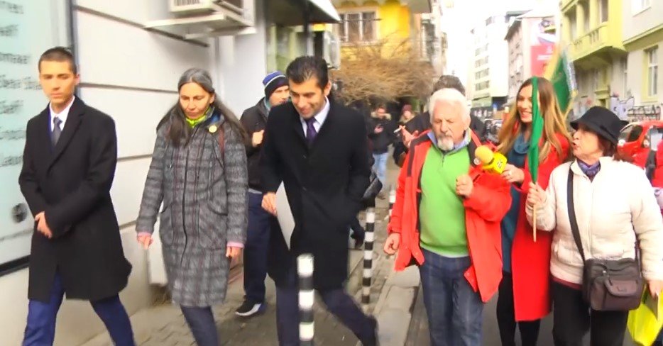 Протестиращи срещу противоепидемичните мерки гониха Кирил Петков до дома му по