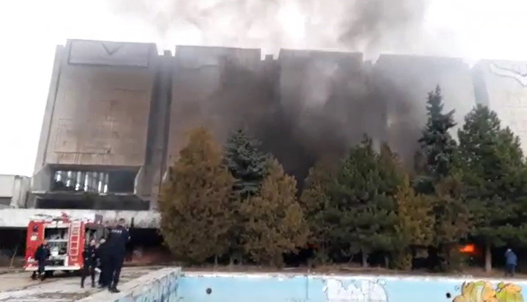 Пожар горя в сградата на спортния комплекс Червено знаме на
