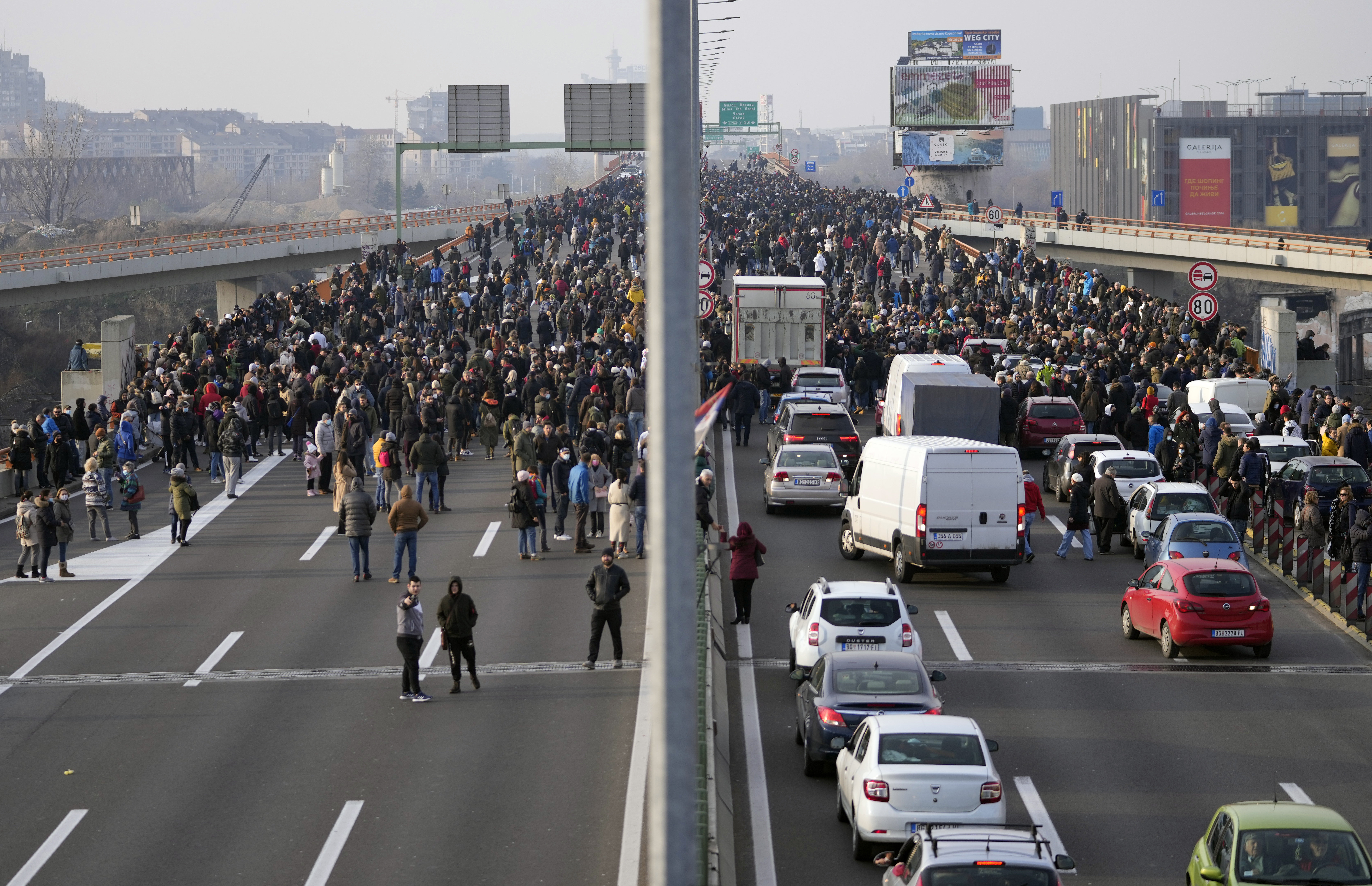 Протестиращи граждани блокираха днес магистралата край конгресния Сава център в