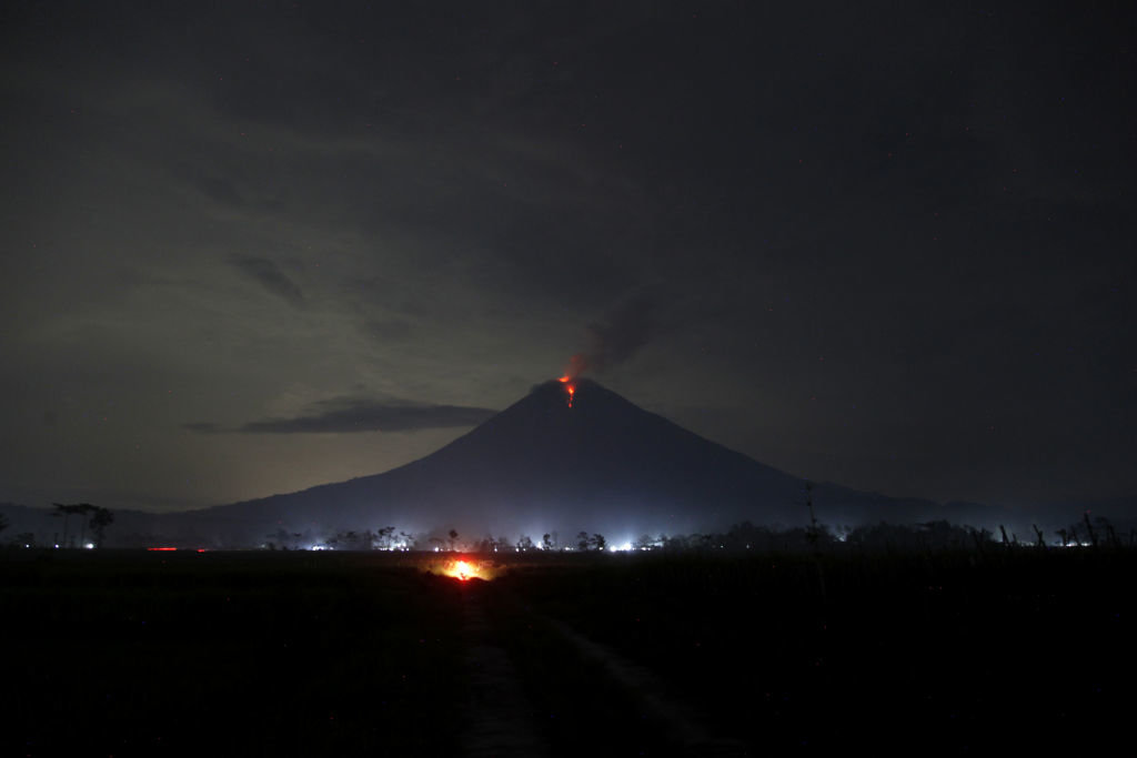 Вулканът Семеру на индонезийския остров Ява изригна днес, уби един