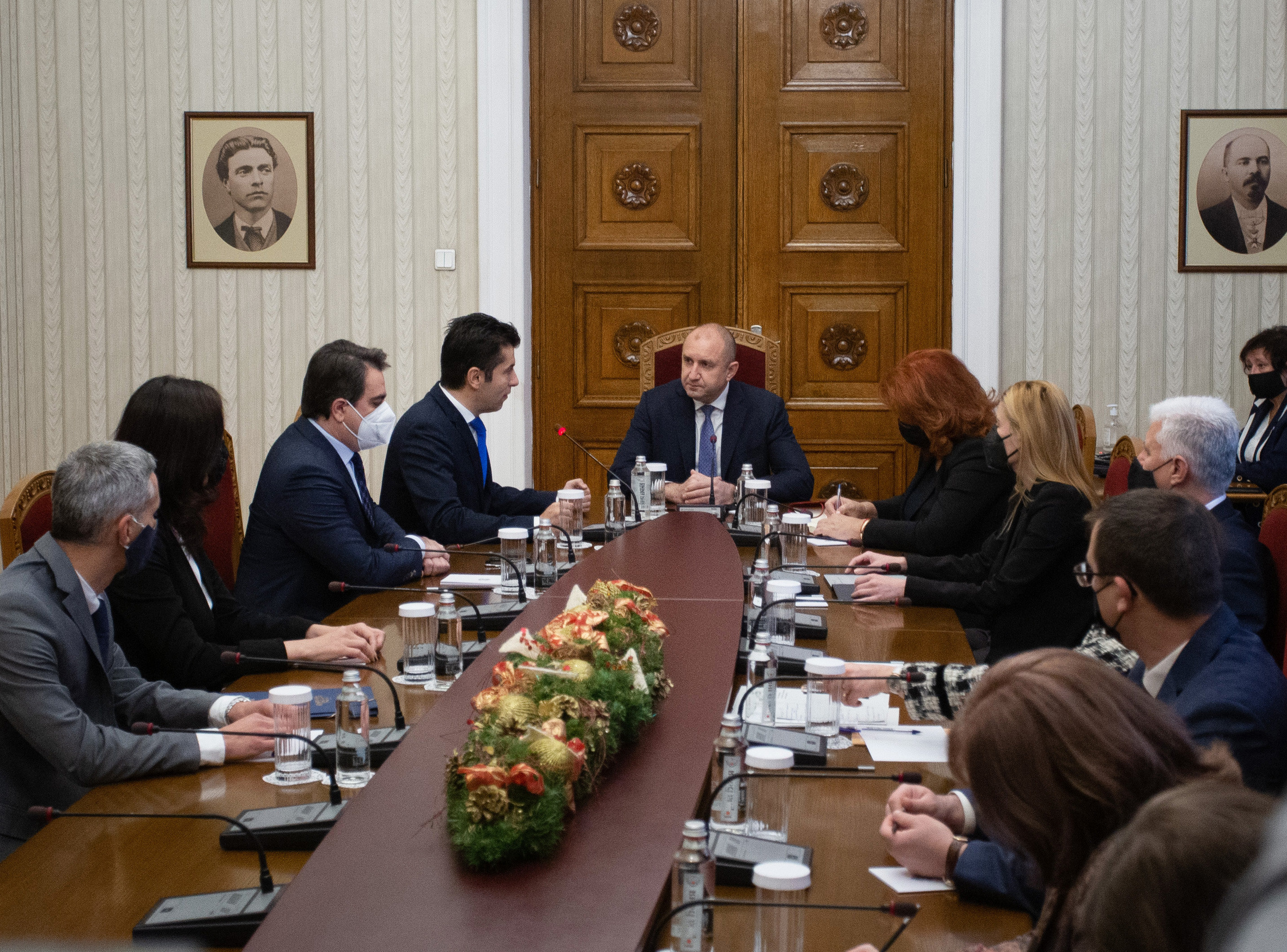 Консултациите за съставяне на правителство при президента Румен Радев продължават