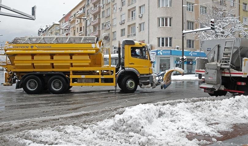 137 машини са чистили снега в София през нощта. Към