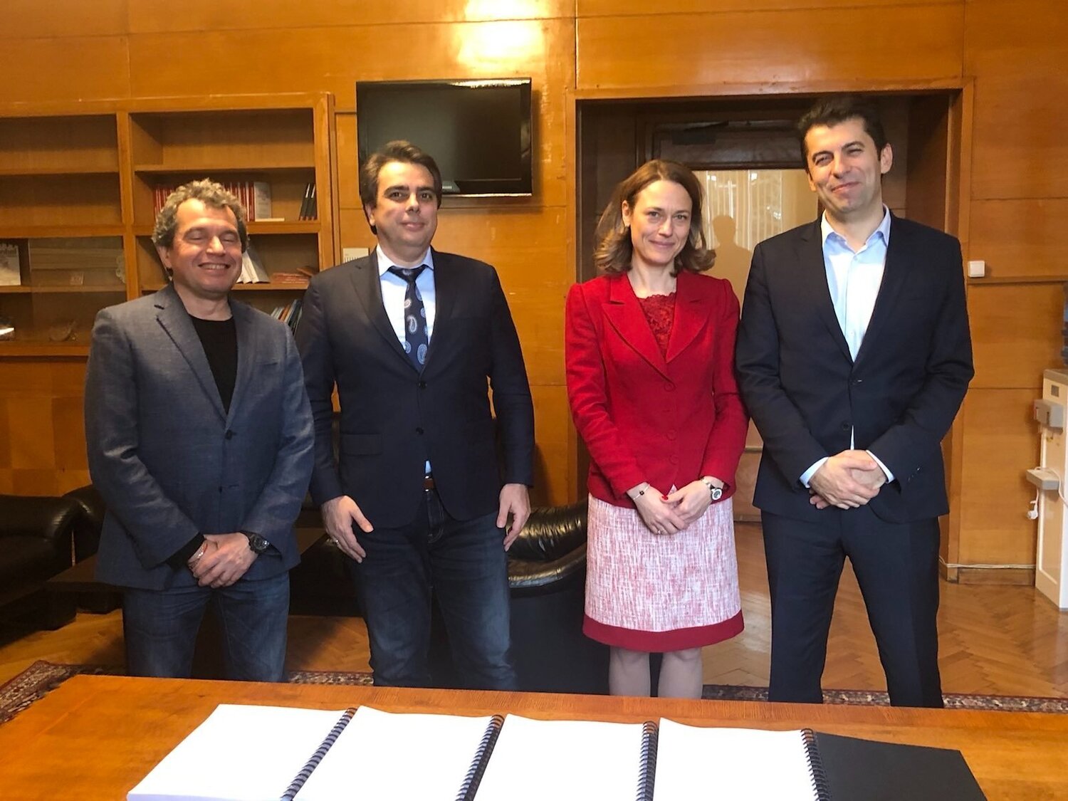 Днес беше между Продължаваме Промяната и ръководствата на БСП Има