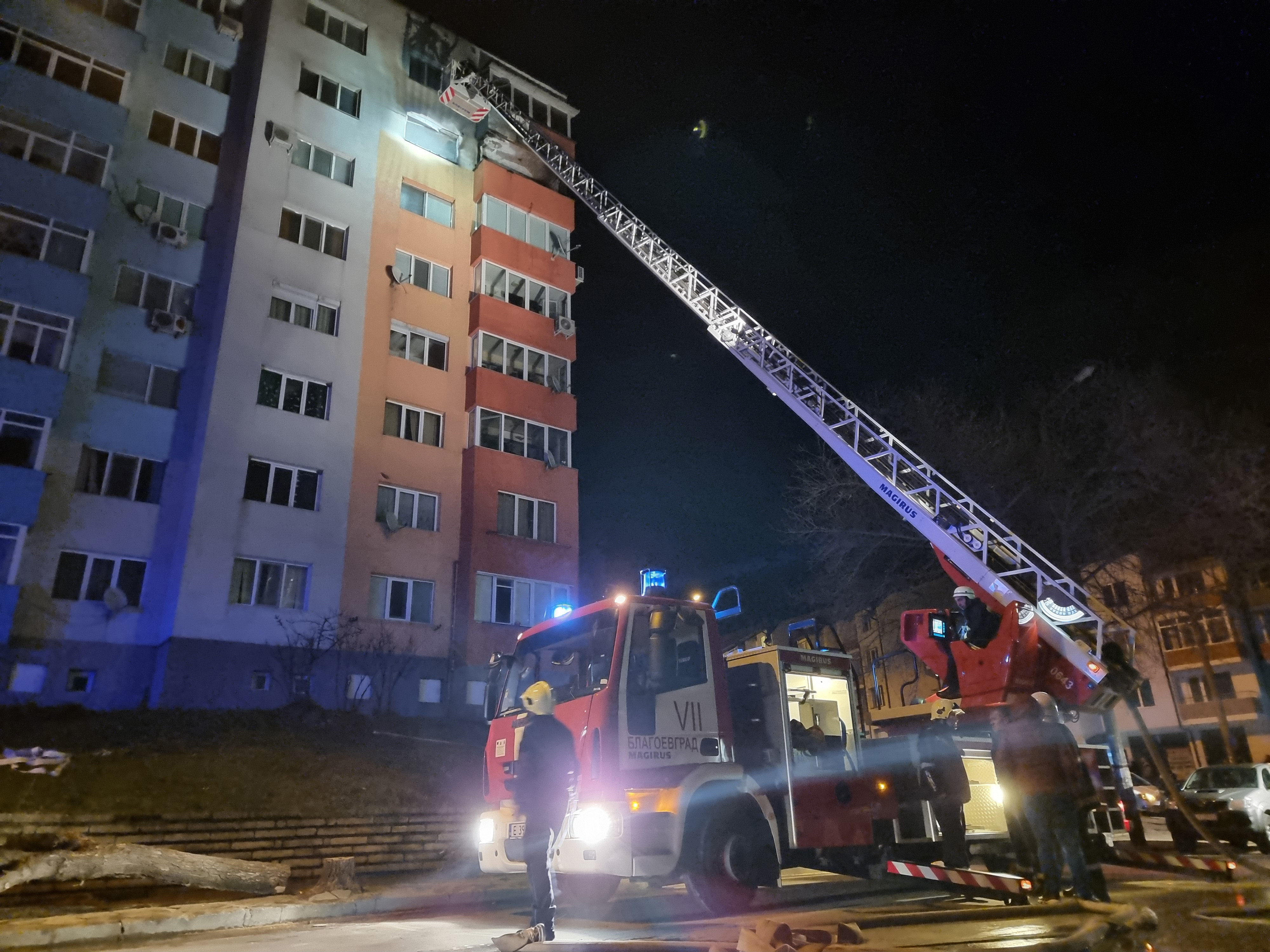 Пожар в блок в квартал Струмско в Благоевград - огънят е