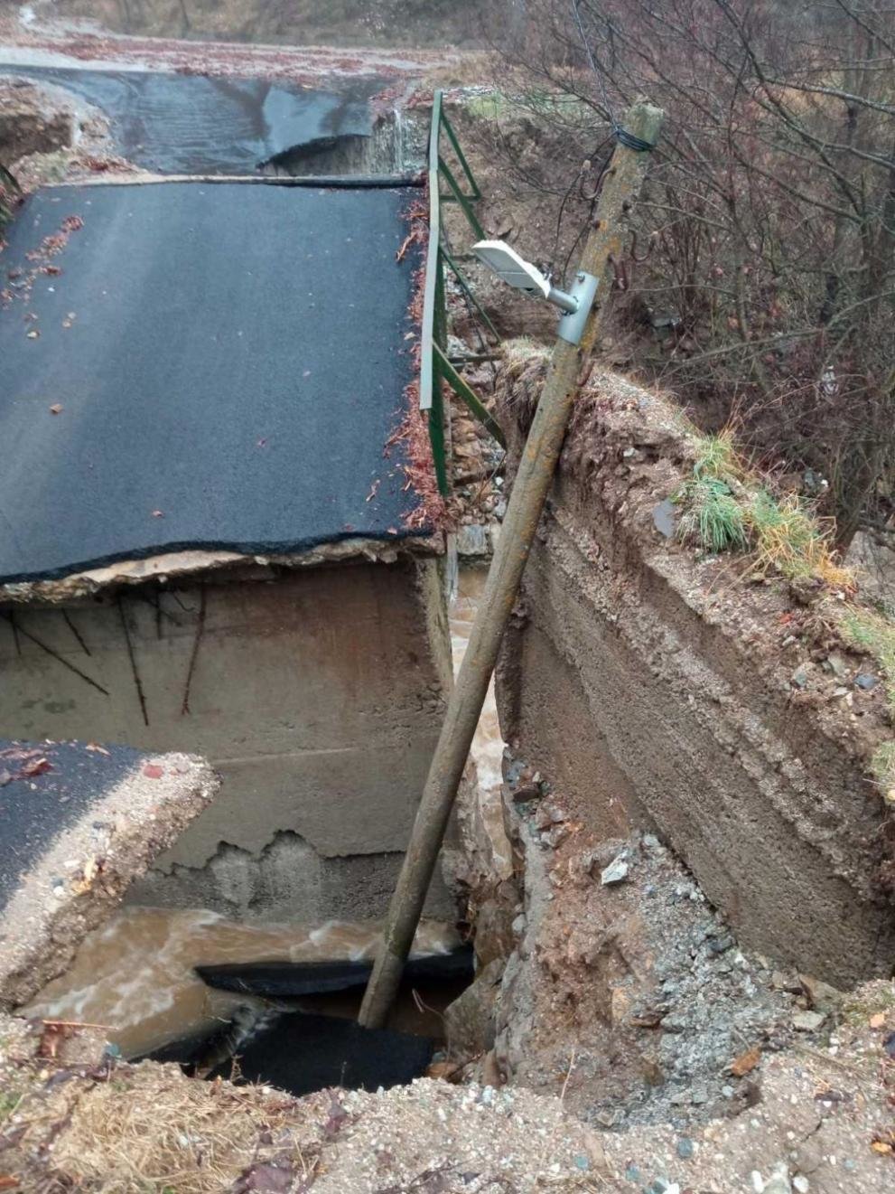 Осем населени места в Гърмен са без вода след скъсан