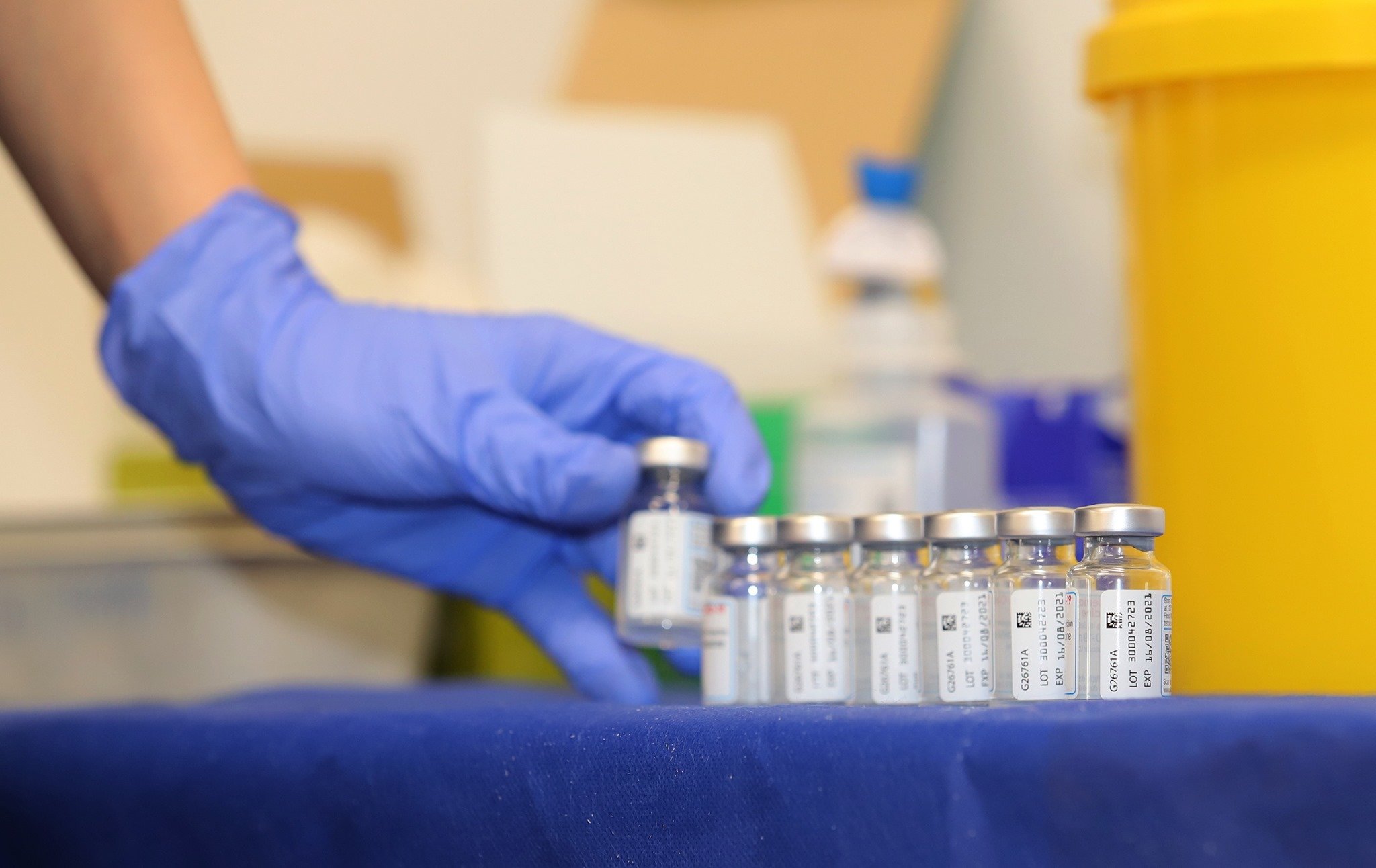 Две дози от ваксината на Пфайзер Бионтех изглежда дават 70