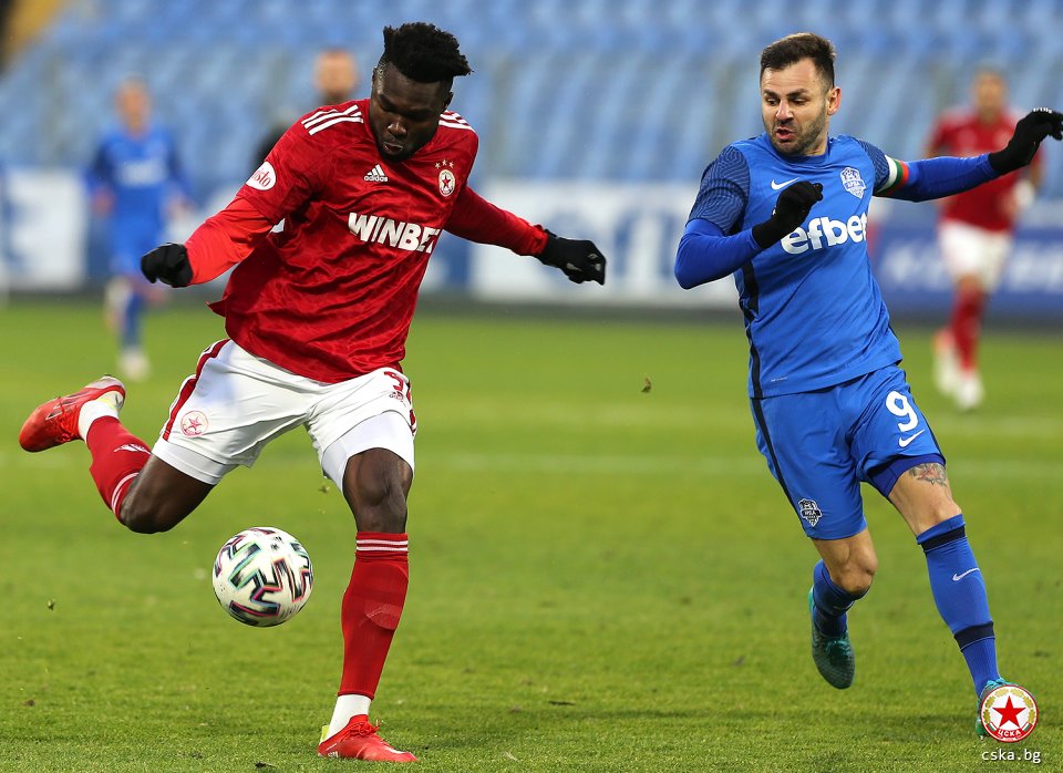 С два гола на Жорди Кайседо в края на двете