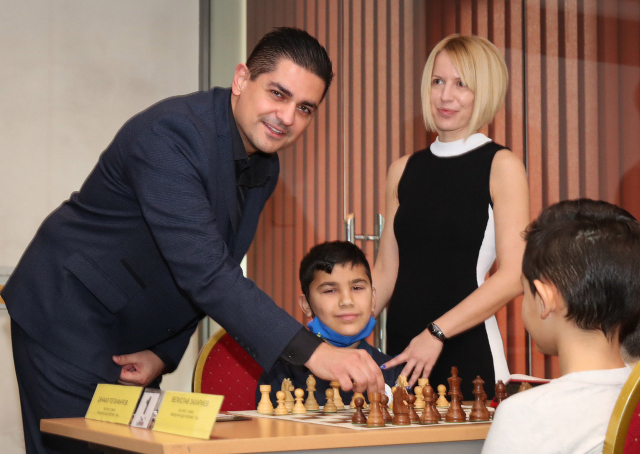 Министърът на спорта Радостин Василев направи символичния първи ход и