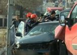 Тежка катастрофа край Благоевград, очевидци и спасители вадят двама затиснати в кола